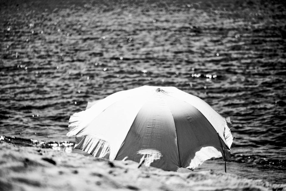 ombrellone-mare-sardegna-foto-bianco-nero-pietro-cappelletti-fotografia